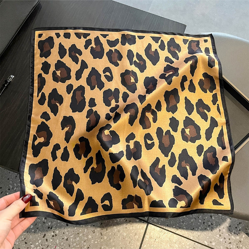وشاح مربع من الحرير 100% بنقشة - مراجعة Women Bags Daily Use وسعره