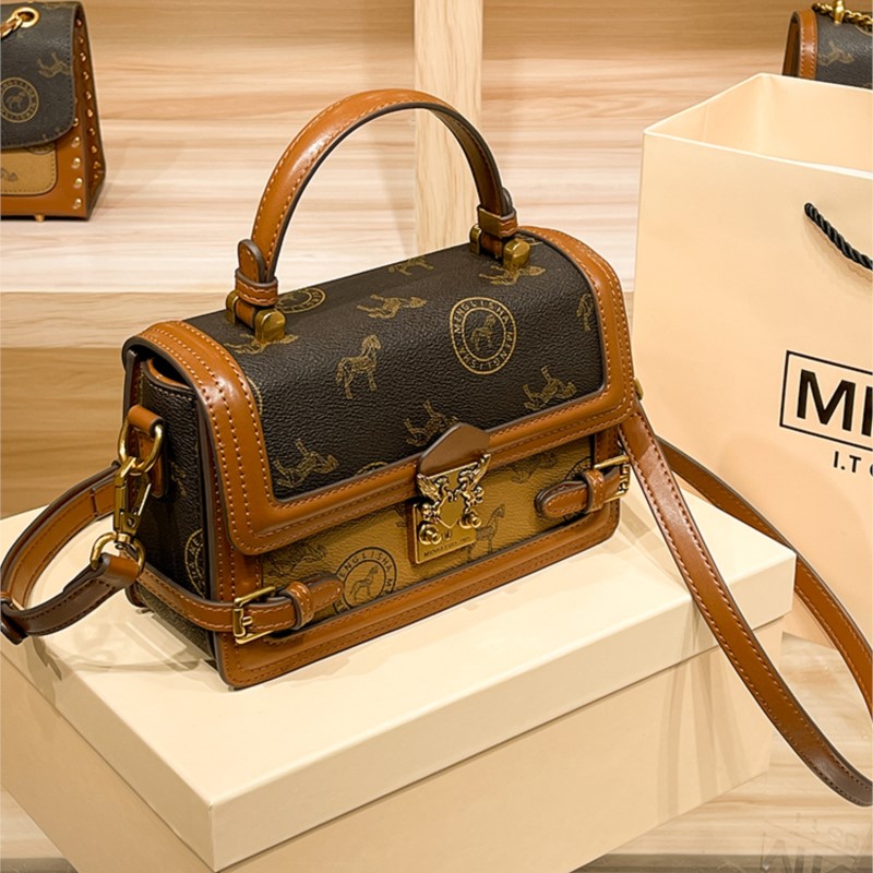 حقيبة ماسنجر كلاسيكية للنساء م - مراجعة Women Bags Popular Brands وسعره